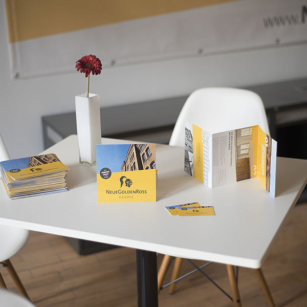 Tischmit mehreren von einfallswinkel gestalteten Printprodukten für coworking space in Mainz