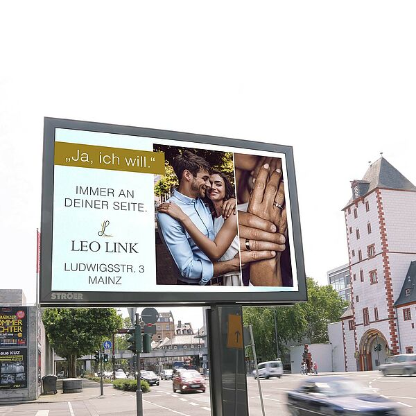 Großer Werbebildschirm in der Innenstadt Mainz mit Werbung für den Juwelier von einfallswinkel